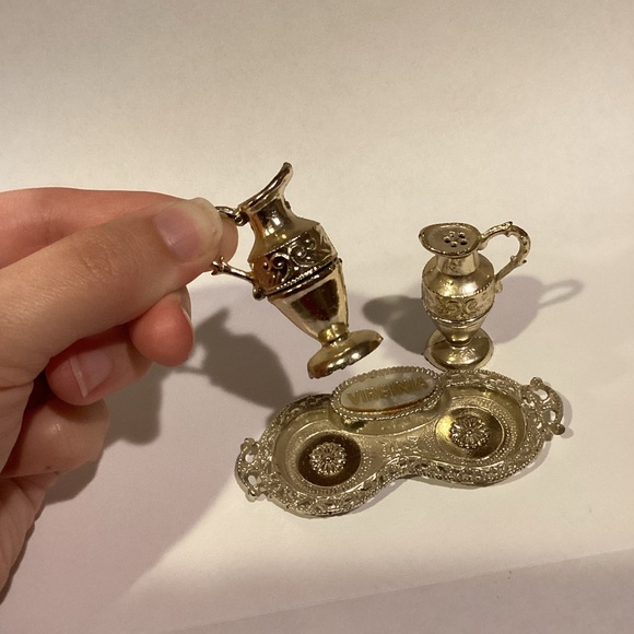 Vintage Virginia Salt & Pepper Shakers Metal Mini Jugs & Tray Made in Japan - Picture 3 of 10